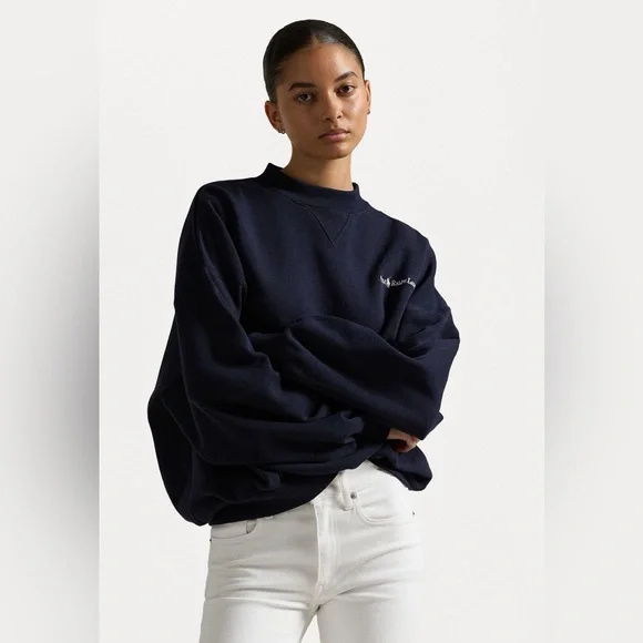 Polo Ralph Lauren Fleece LogoSweatshirt in Navy similar to Taylor Swift’s gold